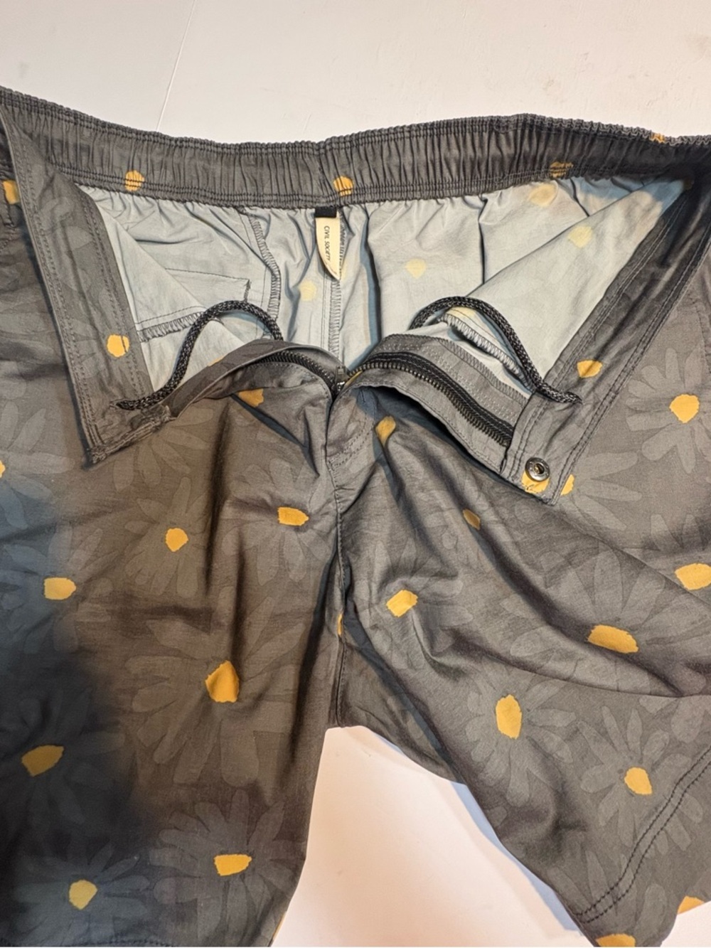 the Civil Society Navarro Shorts in a Charcoal Daisy Print 32 - Picture 4 of 10